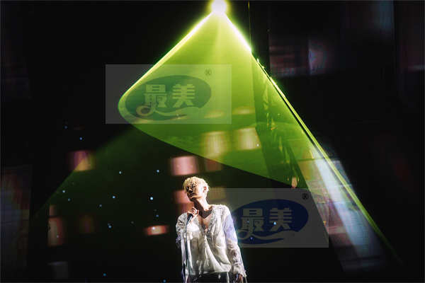 吴克群成都演唱会新玩法 方言版五步控雨引发众议