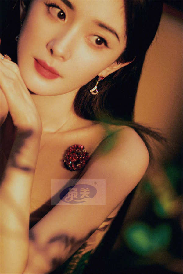 杨幂生日多方祝福 庆生照演绎复古韵味与柔美中国风