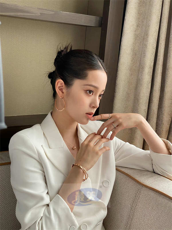 欧阳娜娜作为品牌大使出席活动 干练精英风引热议