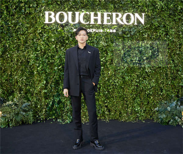 苏有朋黑西装造型亮相活动 尽展俊逸简约格调