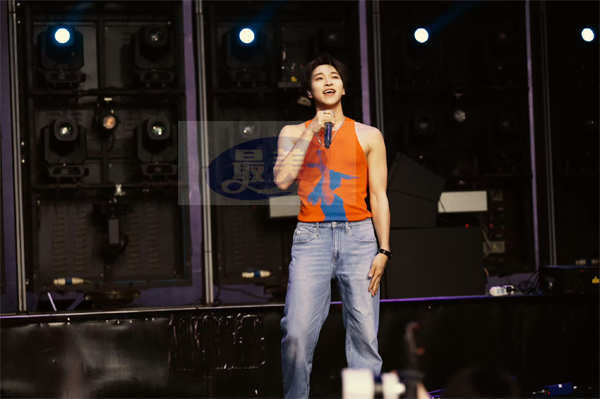 赞多出席上海品牌活动 新歌连唱尽显超强舞台实力