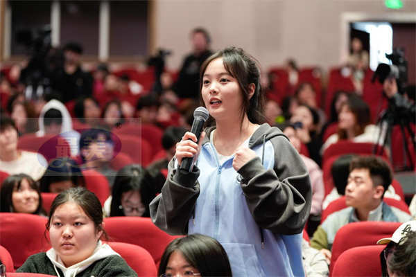 金鸡奖影后何赛飞携获奖电影《追月》来川影了！