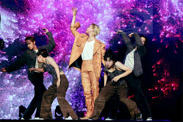 赞多全球华语榜中榜获“最具舞台表现力歌手”奖 《野》舞台燃爆现场