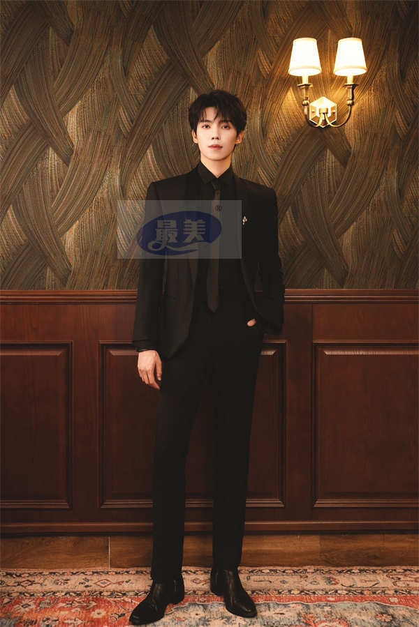 罗一舟黑色西装亮相青年导演创作扶持计划开幕式 主持首秀获好评