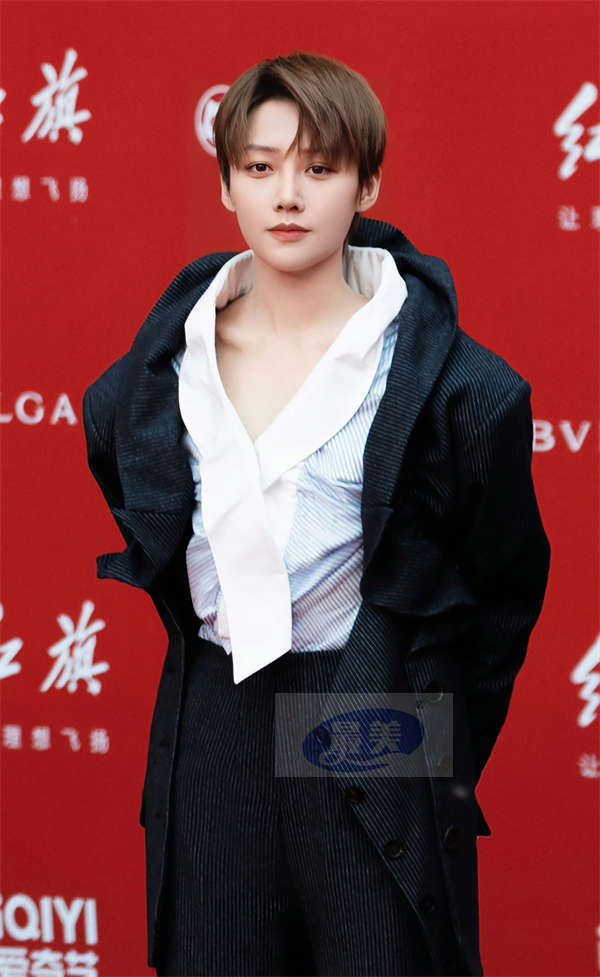 刘雨昕廓形西装亮相北影节红毯 开幕式演唱推广曲《忽然想起来》