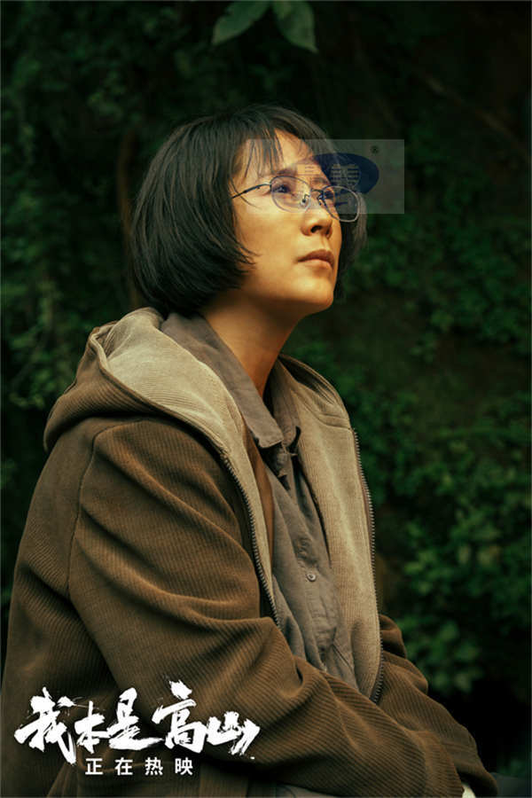 电影《我本是高山》曝“看未来!”版正片片段 老师指引大山女孩“心向远方”
