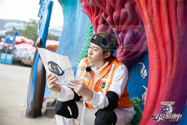 赞多首张个人实体专辑《序章》预售开启 四分钟破白金唱片