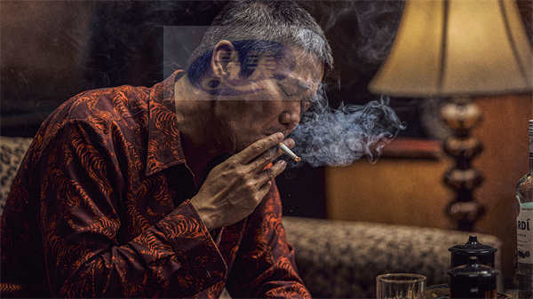 国庆档犯罪爽片《浴火之路》曝新预告 肖央赵丽颖刘烨狠人打拐荒诞上路