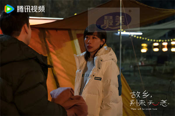 《故乡,别来无恙》发“边边游”露营剧情海报 “恋爱修罗场”高能戏码今日来袭