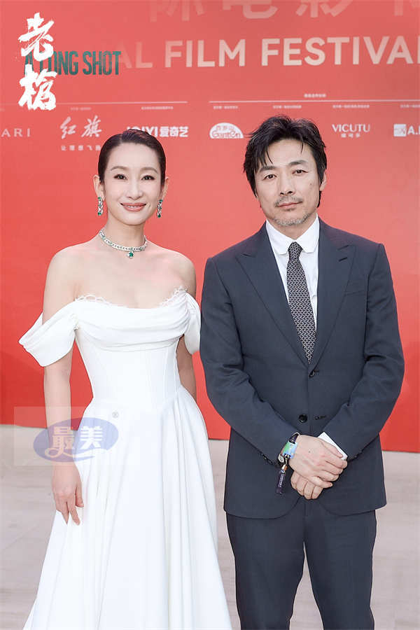 电影《老枪》中国首映口碑获赞 祖峰秦海璐周政杰亮相北影节红毯