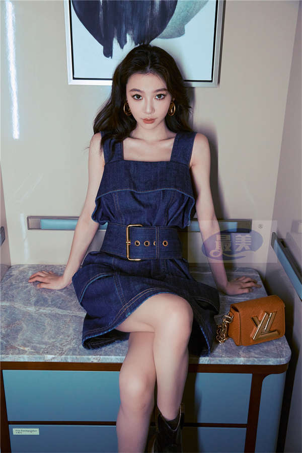 易梦玲受邀出席品牌时装大秀 简约造型彰显时尚态度