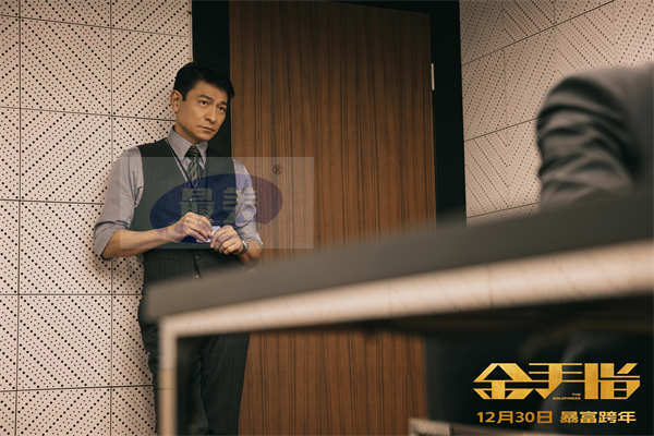 《金手指》发布全新预告海报 梁朝伟刘德华复刻轰动全球百亿真案