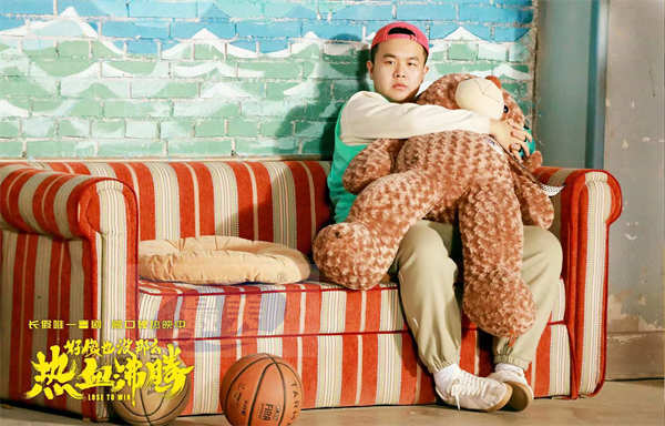 高口碑喜剧《好像也没那么热血沸腾》热映中  幕后拍摄纪实短片揭开心青年片场故事