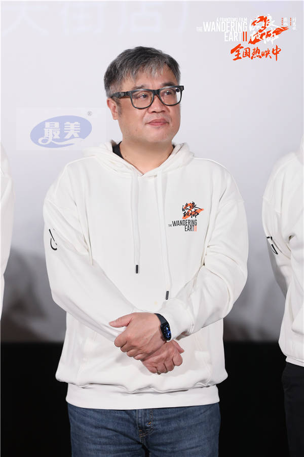《流浪地球2》重庆路演 导演收到大号“马兆海鸥”美术指导分享太空电梯创作理念