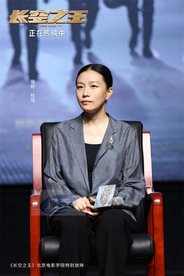 电影《长空之王》上映15天累计票房6.91亿   发布“空中撞鸟”正片片段