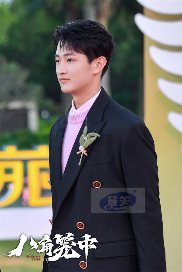 《八角笼中》剧组亮相金鸡红毯  王宝强史彭元戴狗尾草展示顽强生命力