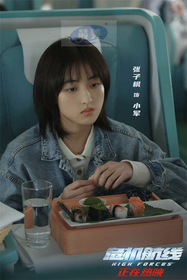 电影《危机航线》发布 “癫疯巨制”制作特辑 解锁空中巨无霸失重迫降新奇体验