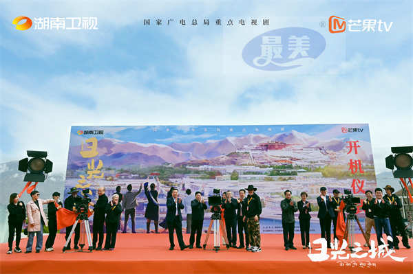 王宝强带《八角笼中》回邢台老家 笑泪狂飙横幅齐飞老乡送上“金口碑”