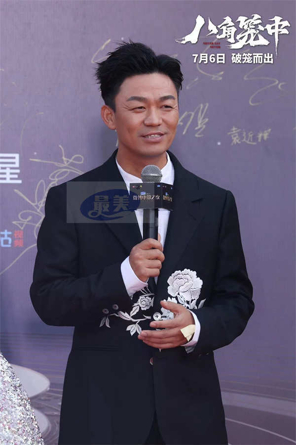 王宝强携《八角笼中》亮相盛典 获期待电影关注导演新锐演员三奖项