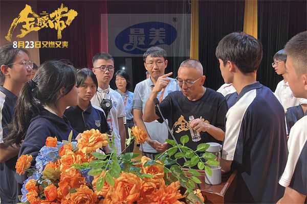 《繁花》编剧秦雯荣获白玉兰奖最佳编剧 新作电影《金腰带》首轮校园点映掀起好评热潮