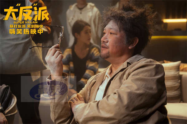 《大“反”派》曝“头发着了 烦恼没了”正片片段 喜剧人飙戏名场面欢乐解压