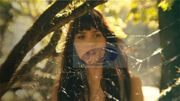 《蜘蛛夫人：超感觉醒》曝首款海报 漫威最新超级女英雄惊艳亮相