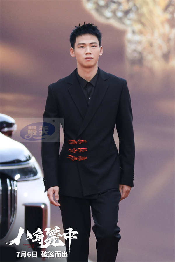 《八角笼中》剧组亮相华表奖   王宝强回归现实题材攒劲拼出新生路