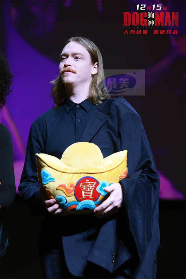 吕克·贝松空降《狗神》中国首映礼 终极预告海报双发高能来袭