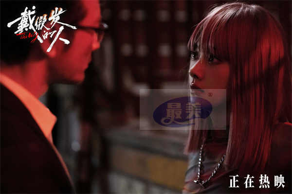 电影《戴假发的人》正在热映 黄晓明遭背刺好兄弟变“凶弟”