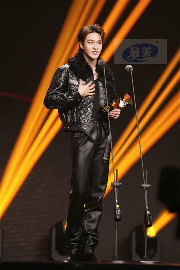 赞多全黑皮衣造型出席2023微博音乐盛典 获“年度期待歌手”