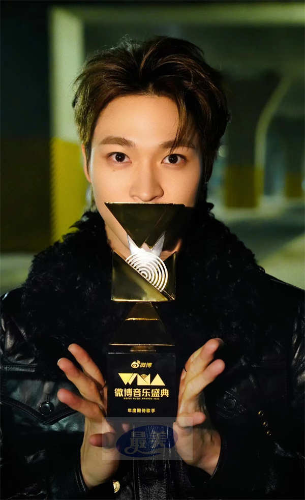 赞多全黑皮衣造型出席2023微博音乐盛典 获“年度期待歌手”