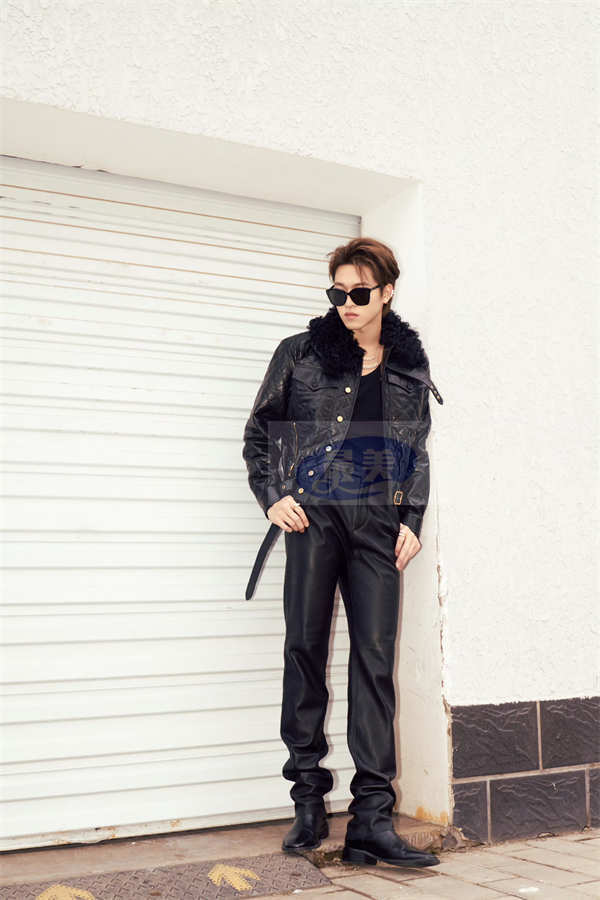 赞多全黑皮衣造型出席2023微博音乐盛典 获“年度期待歌手”