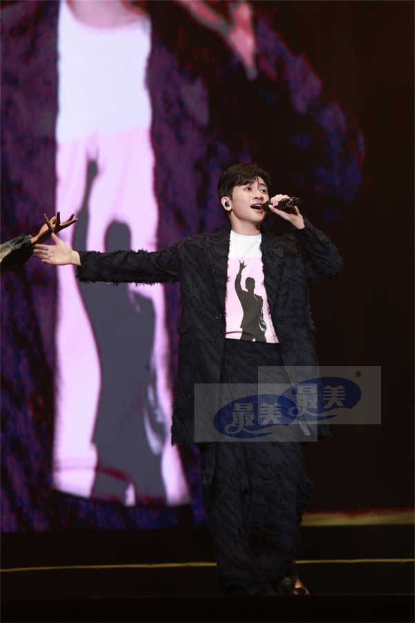 苏有朋巡演成都站歌迷连线家人观看 跨世代情怀引发全民情感共振 (3).jpg 苏有朋巡演成都站歌迷连线家人观看 跨世代情怀引发全民情感共振