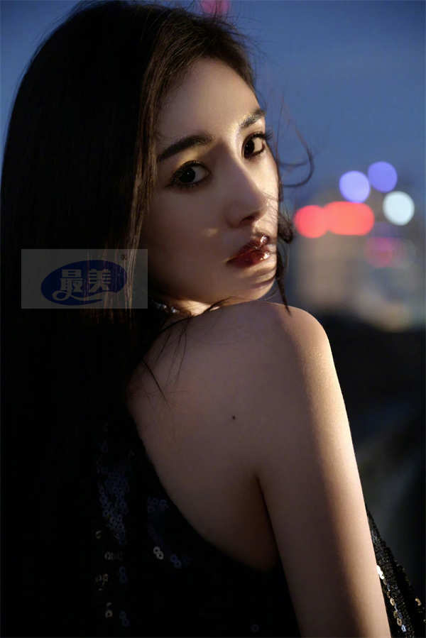 杨幂黑色亮片裙惊艳亮相盛典 化身暗夜精灵成红毯“亮”点