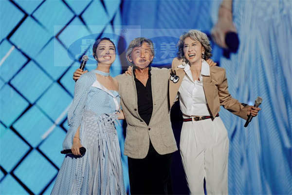 杨千嬅北京新工体开唱 嘉宾叶蒨文林子祥惊喜现身