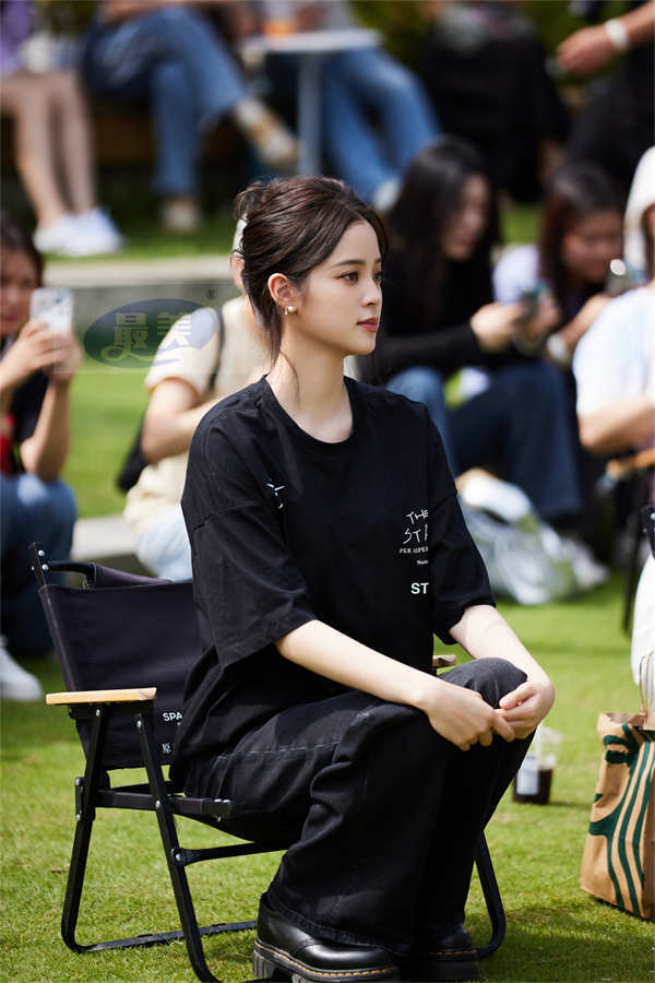 欧阳娜娜艺术展新专辑同日上线 探索多重艺术维度