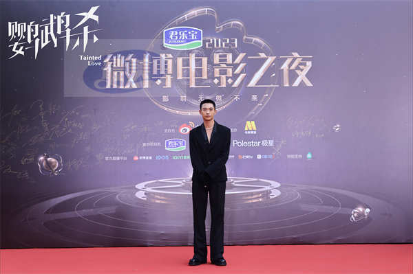 《鹦鹉杀》亮相2023微博电影之夜 周冬雨新片“跟爱情的骗子死磕到底”