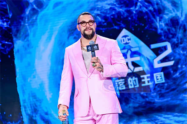 《海王2：失落的王国》主创来华 温子仁杰森·莫玛现场“摸鱼”