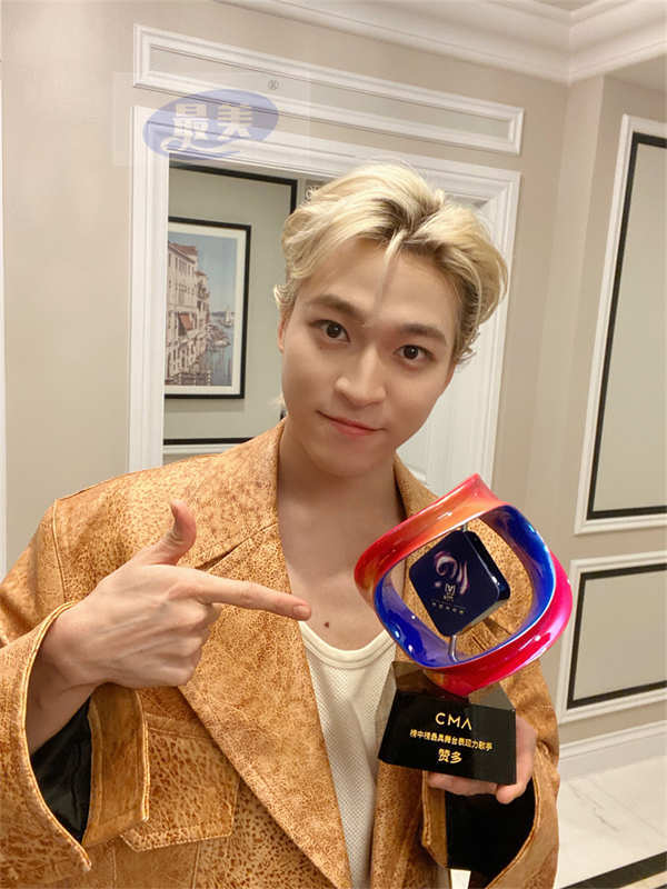 赞多全球华语榜中榜获“最具舞台表现力歌手”奖 《野》舞台燃爆现场