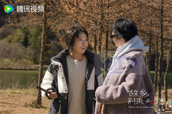 《故乡,别来无恙》发“边边游”露营剧情海报 “恋爱修罗场”高能戏码今日来袭