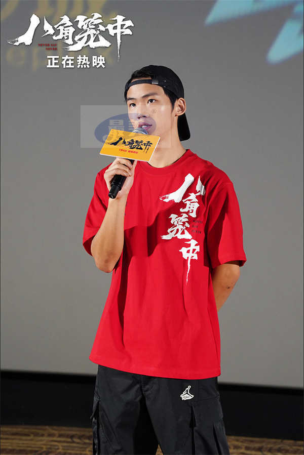 《八角笼中》全国路演淄博收官  王宝强深鞠躬致谢每一位观众