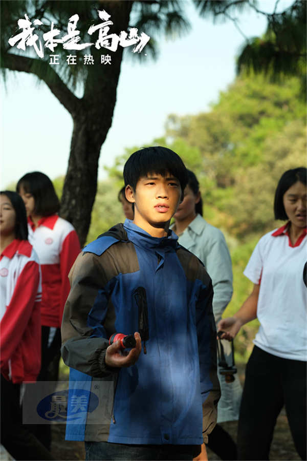 电影《我本是高山》曝“看未来!”版正片片段 老师指引大山女孩“心向远方”