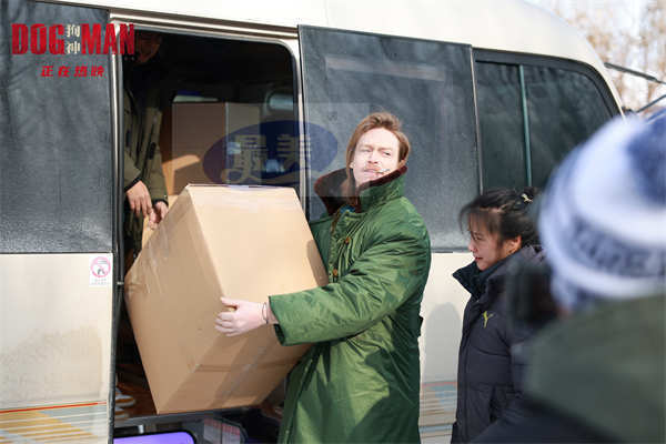 《狗神》主创爱心空降救助基地 “重妆登场”片段上演人狗组团反杀