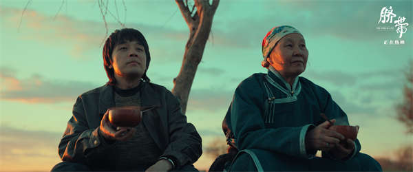 电影《脐带》曝“笑着告别”片段 高分催泪疗愈之作正在热映