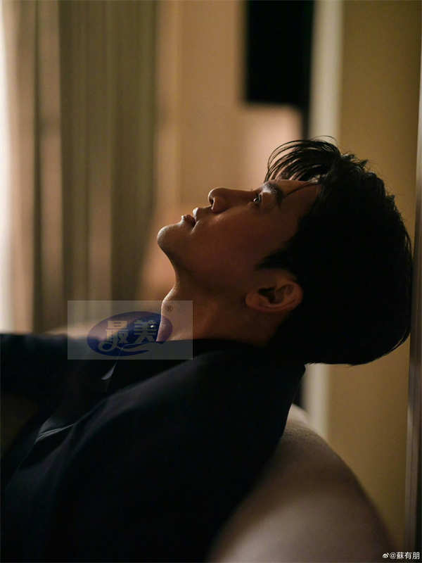 苏有朋全黑绅士造型亮相活动 以古币怀表点缀尽展时髦态度