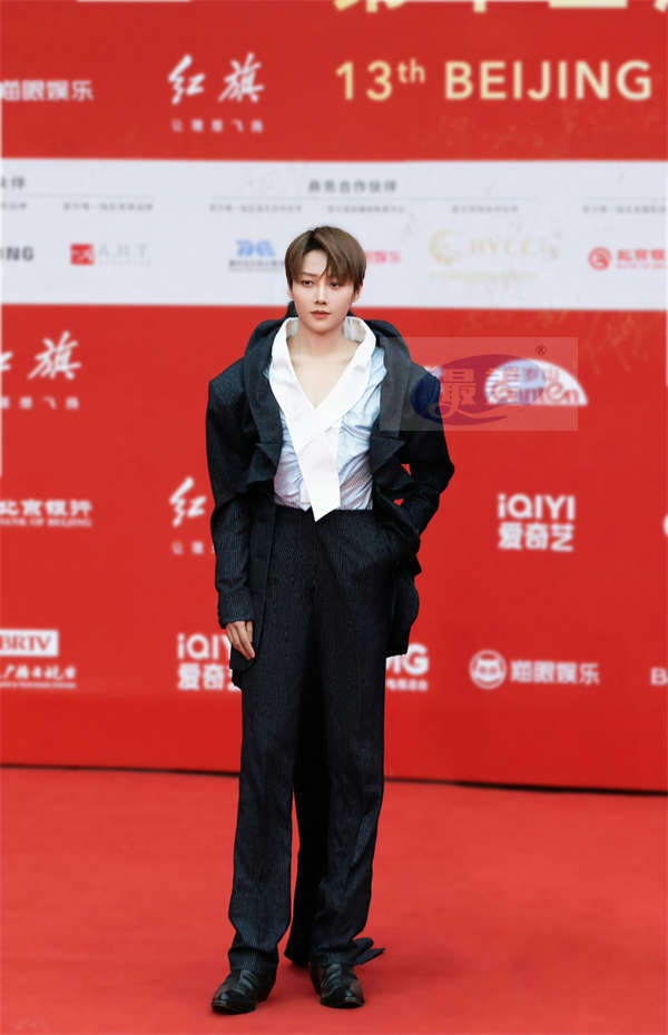 刘雨昕廓形西装亮相北影节红毯 开幕式演唱推广曲《忽然想起来》
