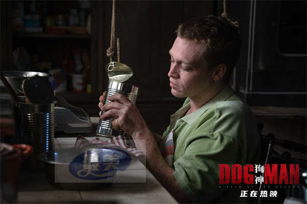 《狗神》曝“最佳拍档”电影片段 人狗配合下厨全凭眼神沟通