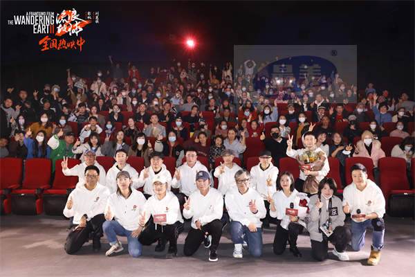 《流浪地球2》上海路演刘培强陪韩朵朵回娘家 宁理现场投喂“马兆海鸥”薯条