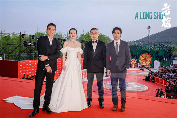 电影《老枪》中国首映口碑获赞 祖峰秦海璐周政杰亮相北影节红毯