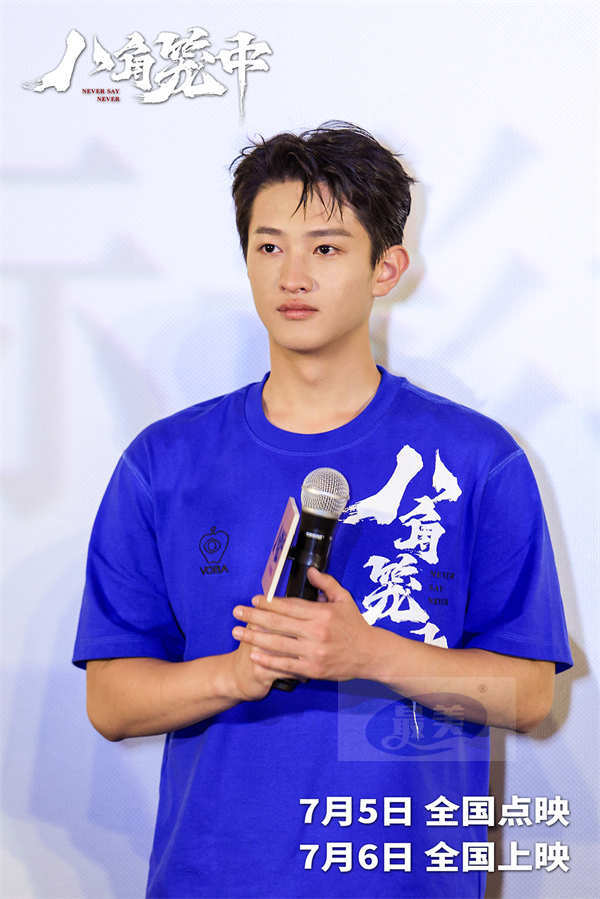 王宝强携主创闪现西安路演  观众点赞《八角笼中》“嘹咂咧”